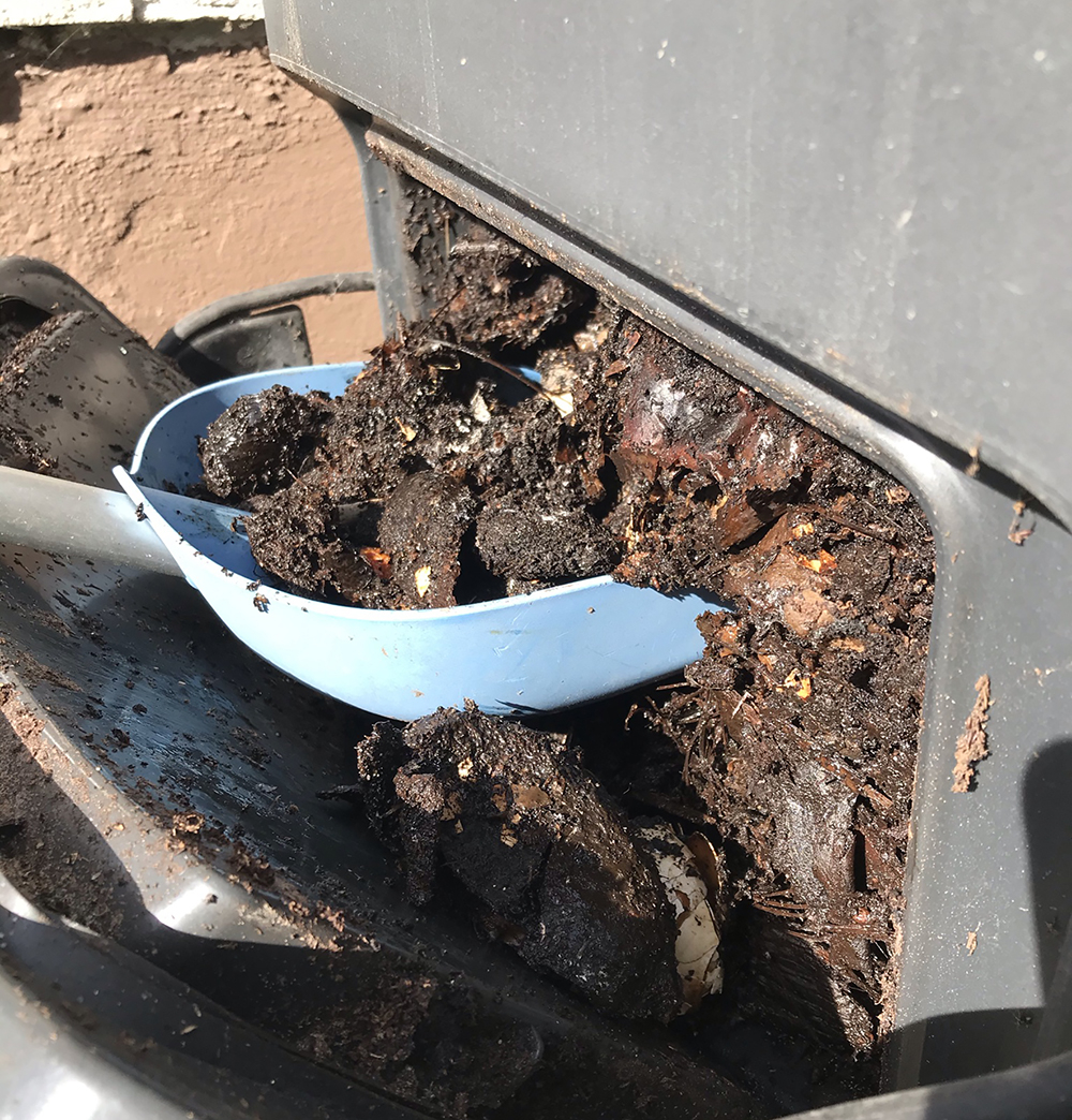 Komposti kannattaa tyhjenttää keväällä tai syksyllä. Massa ei ole käyttökelpoista vielä sellaisenaan.